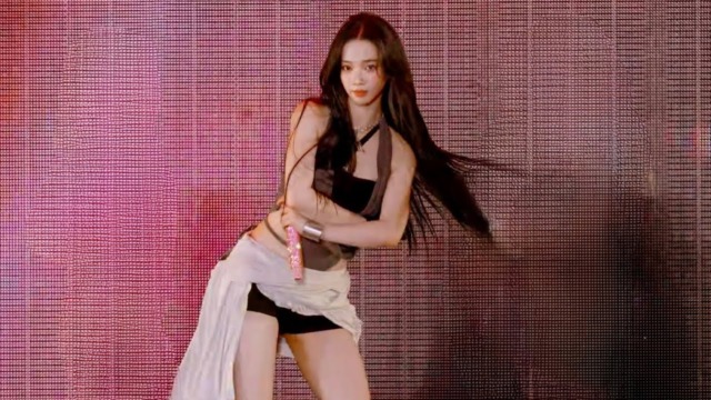 aespaカリナが「Supernova」で黒タイトトップス×アシメミニスカで超セクシー！